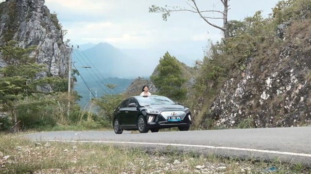 Seseorang saat menjajal mobil listrik di salah satu ruas jalan di Sulawesi Selatan. (Istimewa)