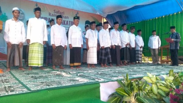 Bupati Wakatobi, Haliana melantik pengurus BKMD Masjid Al Khair dan Masjid Al Muhajirin di Tomia Timur. (Ist)