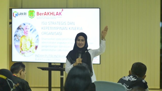 Bupati Luwu Utara, Indah Putri Indriani saat menjadi narasumber pada Pelatihan Administrator Angkatan III yang dipusatkan di Puslatbang KMP LAN RI. Rabu (05/04/2023) FOTO/PROTOKOL LUWU UTARA