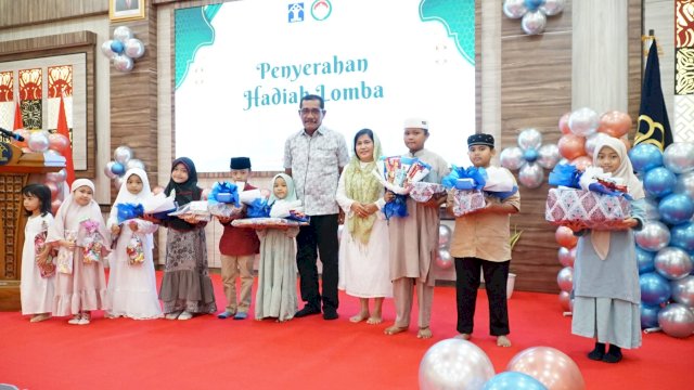 Kakanwil Kemenkumham Sulsel Liberti Sitinjak didampingi Ketua Pengurus DWP Pengayoman Sulsel Dame Yosefina Hutapea saat berfoto bersama peserta Lomba Tartil Al Quran Gebyar Ramadhan 1444 H yang berlangsung di Aula Kanwil Kemenkumham Sulsel, Rabu (05/04). (Dok. Humas Kanwil Kemenkumham Sulsel)