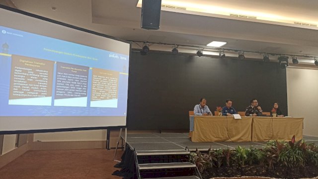 Deputi Direktur BI Perwakilan Sulsel Edy Kristianto (kedua kanan) saat memaparkan kondisi realisasi transaksi non tunai di Sulawesi Selatan di sela-sela Taklimat Media Bank Indonesia, di Maraja Room, The Rinra Hotel Makassar, Rabu (05/04). (Chaerani/Republiknews.co.id)