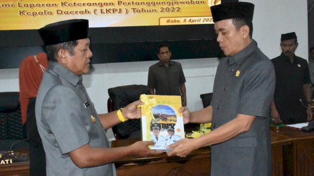 Bupati Soppeng Andi Kaswadi Razak, saat menyerahkan LKPJ 2022 kepada Ketua DPRD Syahruddin M Adam, Rabu (05/04/2023). (Istimewa)