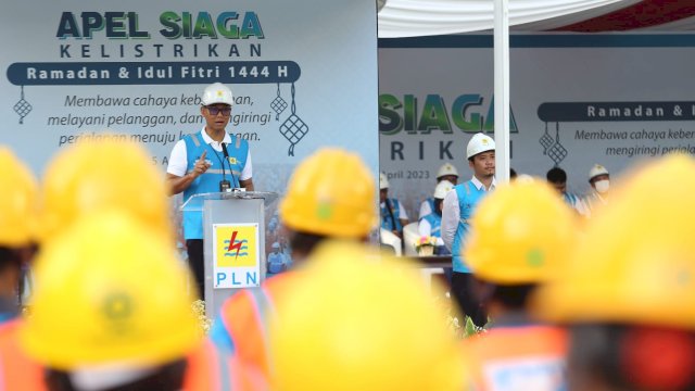 Direktur Utama PLN Darmawan Prasodjo, memberikan arahan saat menggelar Apel Siaga Kelistrikan Ramadan dan Idul Fitri 1444 Hijriah, Rabu (05/04/2023). (Istimewa)