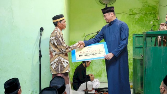 Bupati Gowa Adnan Purichta Ichsan saat memberikan sambutan di sela-sela pelaksanaan Tarawih Keliling di Masjid Babussalam, Desa Bissoloro, Kecamatan Bungaya, kemarin. (Dok. Humas Gowa)
