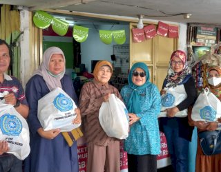 PKK Sulsel Berbagi Sembako di Beberapa Kecamatan di kota Makassar