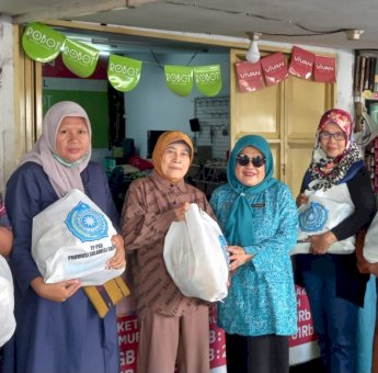 PKK Sulsel Berbagi Sembako di Beberapa Kecamatan di kota Makassar