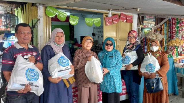 PKK Sulsel saat berbagi paket sembako kepada warga di beberapa kecamatan di kota Makassar. (Istimewa)