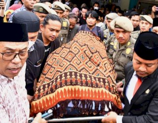 Lepas Jenazah Wakil Bupati Syukur Bijak, Andi Sudirman: Banyak Perjuangan Beliau untuk Pembangunan di Luwu
