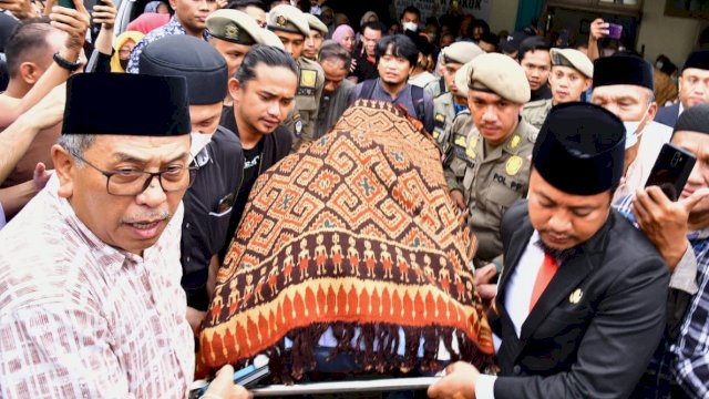 Gubernur Sulsel Andi Sudirman Sulaiman, mengangkat Jenazah Almarhum Wakil Bupati Luwu Syukur Bijak saat akan dibawa ke kampung halamannya di Desa Batusitanduk, Kecamatan Walenrang, Kamis (06/04/2023). (Istimewa)