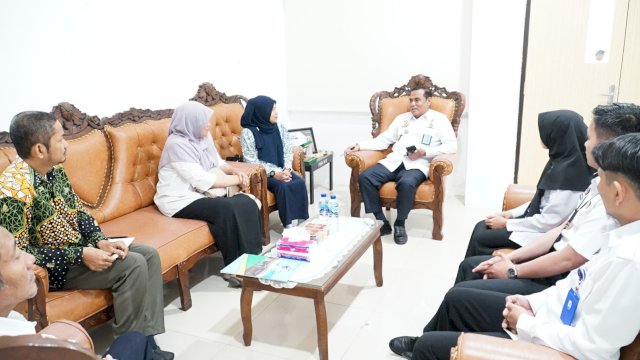 Kepala Divisi Pemasyarakatan, Suprapto mewakili Kakanwil Kemenkumham Sulsel Liberti Sitinjak saat menerima kunjungan Wakil Direktur I Poltekkes Kemenkes Makassar, Siti Nurul Fajriah di ruang kerjanya, kemarin. Kunjungan tersebut dalam rangka merencanakan kerjasama dalam rangka mendorong terwujudnya Tri Dharma Perguruan Tinggi. (Dok. Humas Kanwil Kemenkumham Sulsel)