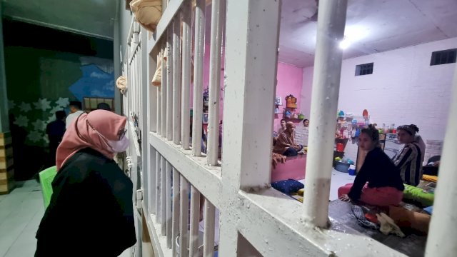 Tim ZI Kanwil Kemenkumham Sulsel melakukan peninjauan sarana dan prasarana pelayanan publik, di Lapas Parepare, kemarin. (Dok. Humas Kanwil Kemenkumham Sulsel)