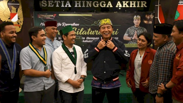 Pangdam Hasanuddin Mayjen TNI Totok Imam Santoso, mengenakan Jaket Cipayung Plus saat berbuka puasa bersama perwakilan dari Organisasi Mahasiswa, Kamis (06/04/2023). (Istimewa)