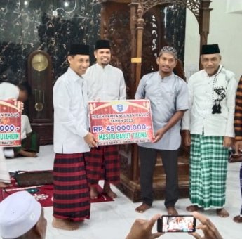 Safari Ramadan, Bupati Wakatobi Salurkan Ratusan Juta Rupiah untuk Bantuan Pembangunan Masjid