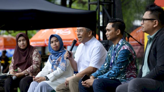 Kasub Edukasi dan Perlindungan Konsumen OJK Sulampua Normasita (kiri kedua), Mantan Wali Kota Makassar Ilham Arief Sirajuddin, Head Marketing Executive PT. Pegadaian Tamrin Muttakin, Manager Marketing PT. GMTD Dodie Christian Kukus saat menjadi narasumber pada Talkshow Literasi Keuangan Pesona Ramadhan yang digelar J-PRO Makassar, di Pelataran MaRI Makassar, kemarin. (Dok. Humas J-PRO Makassar)