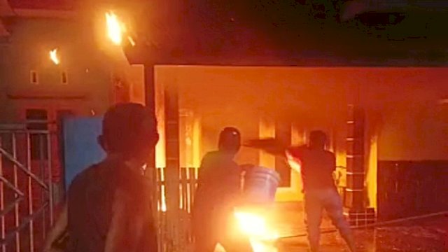 Tangkapan layar rekaman video saat warga berusaha memadamkan api secara manual, Jumat (07/04/2023). (Istimewa)