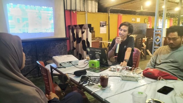 Kegiatan Forum Diskusi yang digelar oleh Komunitas Orang Selatan di Warkop Kopilihaku, Jl. Mappaoddang No. 107 A Kota Makassar, Jumat (07/04/2023). (Istimewa)