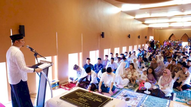 Bupati Gowa Adnan Purichta Ichsan bersama keluarga besar hadir meresmikan Masjid Raudhatul Ichsan di Desa Tindang, Kecamatan Bontonompo Selatan, kemarin. (Dok. Humas Gowa)