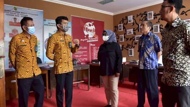 Sejumlah pimpinan tinggi jajaran Kanwil Kemenkumham Sulsel saat melakukan kunjungan ke Rutan Pinrang dalam rangka melakukan penguatan ZI menuju WBBM, kemarin. (Dok. Humas Kanwil Kemenkumham Sulsel)