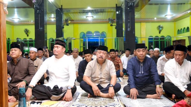 Bupati Gowa Adnan Purichta Ichsan bersama Wakil Bupati Gowa Abd Rauf Malaganni saat menghadiri peringatan malam Nuzul Alquran dirangkaikan salat tarawih bersama masyarakat di Masjid Istiqlal, Desa Pattallassang, Kecamatan Pattallassang, kemarin. (Dok. Humas Gowa)