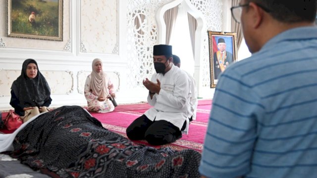 Gubernur Sulsel Andi Sudirman Sulaiman, saat mengunjungi rumah duka Almarhum Rapsel Ali yang merupakan Anggota DPR RI, Minggu (09/04/2023). (Istimewa)