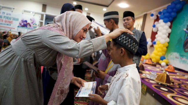 Bupati Luwu Utara Indah Putri Indriani memberikan santunan kepada salah satu anak yatim piatu saat menghadiri Yatim Fest di Hotel Bukit Indah Masamba. Sabtu (08/04/2023) FOTO/PROTOKOL LUWU UTARA