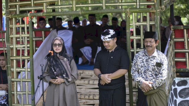 Bupati Luwu Utara Indah Putri Indriani, memberikan sambutan saat melayat ke Rumah Duka Wakil Bupati Luwu Almarhum Syukur Bijak di Desa Batu Sitanduk, Kecamatan Walenrang, Minggu (09/04/2023). (Istimewa)