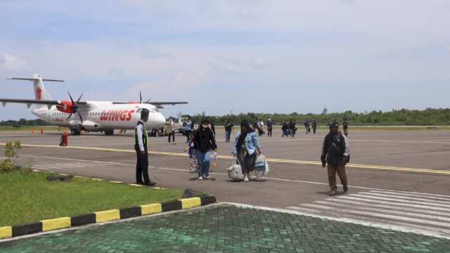 Para penumpang Wings Air yang di Bandara Matahora, Wangi-wangi, Kabupaten Wakatobi, Senin (10/04/2023). (Istimewa)