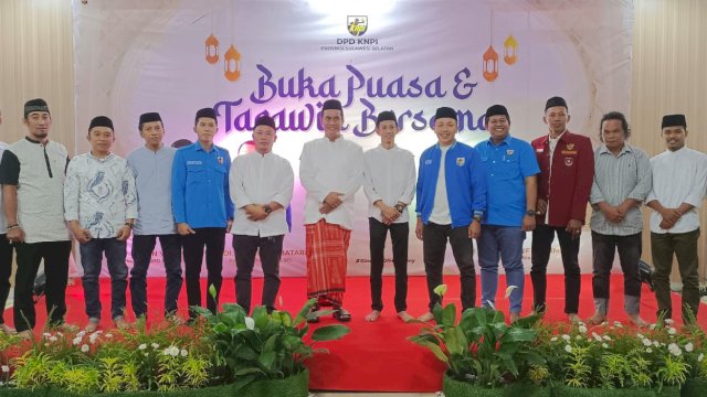 Buka Puasa KNPI Sulsel bersama Andi Amran Sulaiman (AAS) beberapa waktu lalu. (Istimewa)