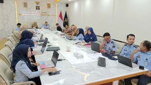 Suasana rapat harmonisasi Ranperda) dan Ranperbup Kabupaten Wajo yang diikuti jajaran Pemerintah Kabupaten Wajo dan Anggota DPRD Kabupaten Wajo bersama Tim Perancang Perundang-Undangan Kanwil Kemenkumham Sulsel, di Ruang Kerja Kakanwil Kemenkumham Sulsel, Senin (10/04/2023). (Humas Kanwil Kemenkumham Sulsel)