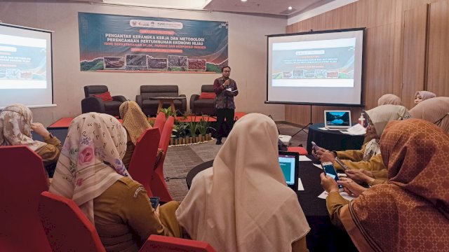 Conservation and Development Planning Specialist at World Agroforestry Centre (ICRAF) Feri Johan saat memberikan sambutan di sela-sela Lokakarya Pelatihan Pengantar Kerangka Kerja dan Metodologi Perencanaan Pertumbuhan Ekonomi Hijau yang Berketahanan Iklim, Pangan, dan Responsif Gender, di Ibis Center Makassar, Selasa (11/04). (Chaerani/Republiknews.co.id)