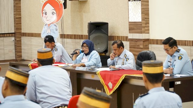 Suasana pertemuan Evaluasi Pembangunan Zona Integritas pada 33 Unit Pelaksana Teknis (UPT) yang berlangsung di Aula Kanwil Kemenkumham Sulsel, Selasa (11/04). (Dok. Humas Kanwil Kemenkumham Sulsel)