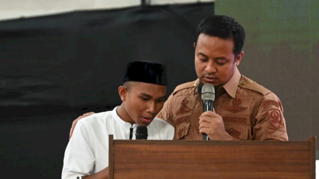 Gubernur Sulsel Andi Sudirman Sulaiman, bersama salah satu siawa saat Pembukaan Ramadan Andalan Mengaji, Selasa (10/04/2023). (Istimewa)
