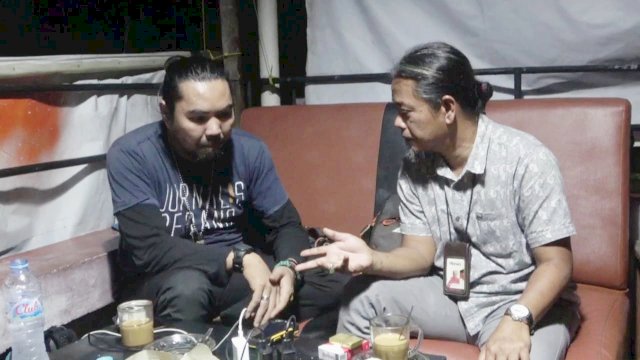 Ketua IJTI Sulsel Muhammad Sardi, berbincang dengan Kepala Biro iNews TV Sulsel Andi Muhammad Yusuf Aries. (Istimewa)