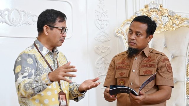 Gubernur Sulsel Andi Sudirman Sulaiman, berbincang dengan Kepala BPS Sulsel Suntono, Selasa (11/04/2023). (Istimewa)