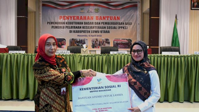 Kepala BBPPKS Makassar Anna Puspasari menyerahkan bantuan atensi untuk ratusan lansia di Luwu Utara kepada Bupati Luwu Utara Indah Putri Indriani. Rabu (12/04/2023)
