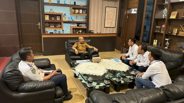 PLN UPP Sulsel saat melakukan kunjungan dengan Bupati Jeneponto Iksan Iskandar di ruang kerjanya, di Kantor Bupati Jeneponto, kemarin. (Dok. Humas PLN UIP Sulawesi)