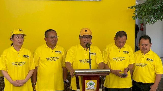 Anggota Fraksi Golkar DPR RI usai melepas ratusan pemudik gratis dari partai Golkar. 