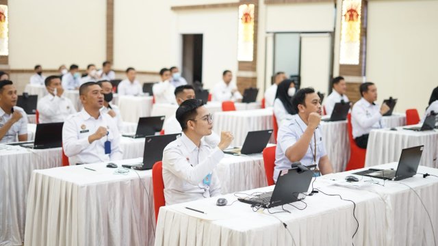 Puluhan pegawai di jajaran UPT Kanwil Kemenkumham Sulsel saat mengikuti Seleksi Kenaikan Pangkat Penyesuaian Ijazah Strata-I/Strata-II dan Kenaikan Pangkat Ujian Dinas Tingkat I / Tingkat II, di Aula Kanwil Kemenkumham Sulsel, Rabu (12/04). (Dok. Humas Kanwil Kemenkumham Sulsel)