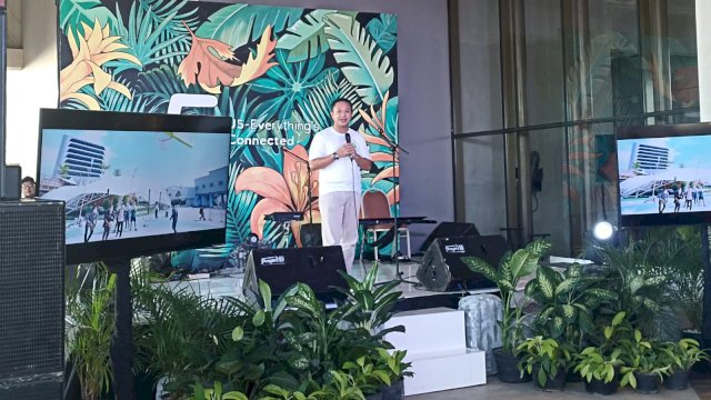 Chief Executive Officer Kalla Land & Property, Ricky Theodores saat memberikan arahan di sela-sela Nipah Park 5th Anniversary: U5 - Everything's yang berlangsung di Rooftop Garden Nipah Park, Rabu (12/04). (Chaerani/Republiknews.co.id)