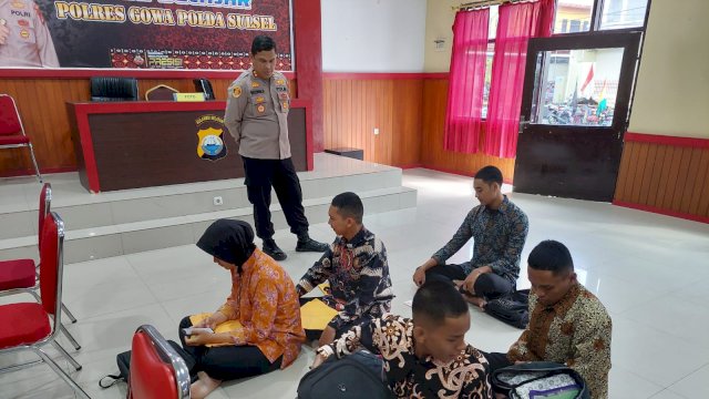 Kapolres Gowa AKBP Reonald T.S Simajuntak turun langsung melakukan pemantauan pendaftaran penerimaan Polri TA 2023, di Aula Endra Dharmalaksana Polres Gowa, Rabu (12/04). (Dok. Humas Polres Gowa)