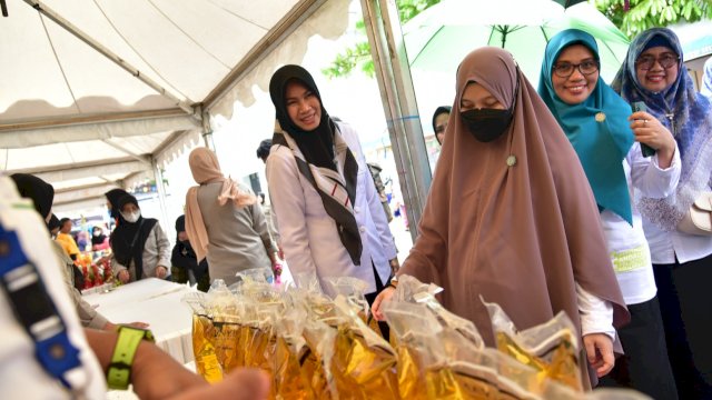 Ketua TP PKK Sulsel Naoemi Octarina, saat meninjau Pasar Murah Pelita Ramadan di Gedung Kartini Makassar, Rabu (12/04/2023). (Istimewa)