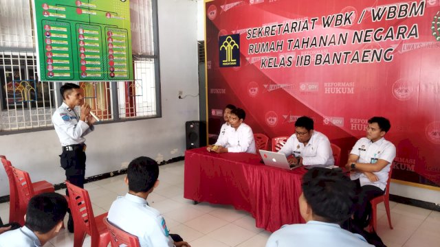 Tim Kanwil Kemenkumham Sulsel saat melakukan pendampingan Pembangunan ZI menuju WBK dan WBBM, di Rutan Kelas IIB Bantaeng dan Lapas Kelas IIA Bulukumba, kemarin. (Dok. Kanwil Kemenkumham Sulsel)