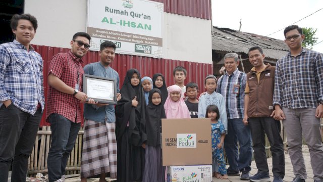 PT PLN (Persero) Menyalurkan bantuan komputer dan printer ke sejumlah pondok pesantren (istimewa)