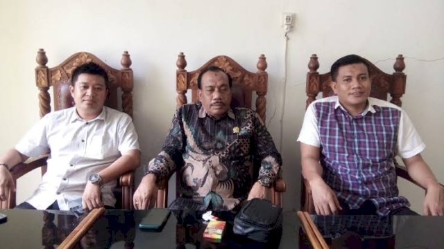 Ketua Komisi I DPRD Muna, La Ode Iskandar (Tengah). (Foto: Rustam / Republiknews.co.id )
