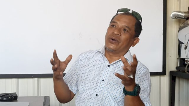 Koordinator Program YKPM-INFID Sulsel Edi Ariadi di sela-sela sharing session bersama sejumlah media di Makassar, yang berlangsung di Cafe Flazgoos, Jalan Yusuf Daeng Ngawing, kemarin. (Chaerani/Republiknews.co.id)