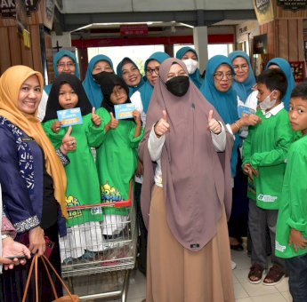 Berbagi Kebahagiaan Lebaran, Naoemi Octarina Ajak Anak Yatim dan Kaum Dhuafa Belanja di Mall