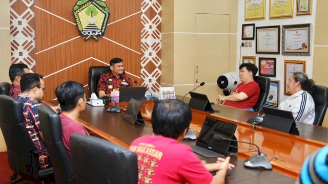 Tim Aliansi Suporter PSM Makassar saat melakukan pertemuan dengan Bupati Gowa Adnan Purichta Ichsan, kemarin. (Dok. Humas Gowa)