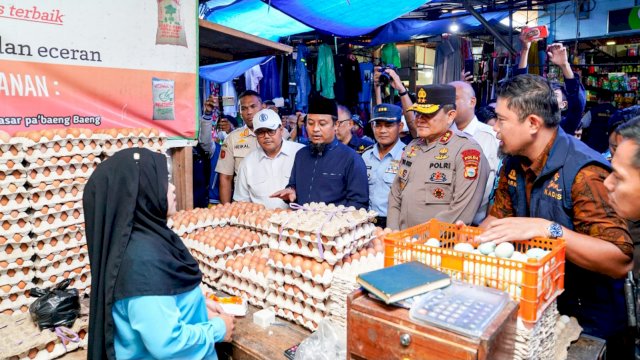 Gubernur Sulsel Andi Sudirman Sulaiman, dan Kapolda Irjen Pol Setyo Boedi Moempoeni Harso, bersama jajaran Forkopimda saat melakukan Sidak di Pasar Pa'baeng-baeng Kota Makassar, Kamis (13/04/2023). (Istimewa)