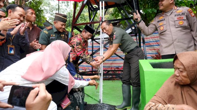 Wakil Bupati Gowa Abd Rauf Malaganni saat hadiri peresmian Sumur Bor TNI Manunggal, di Dusun Pangajiang, Desa Parigi, Kecamatan Tinggimoncong, kemarin. (Dok. Humas Gowa)