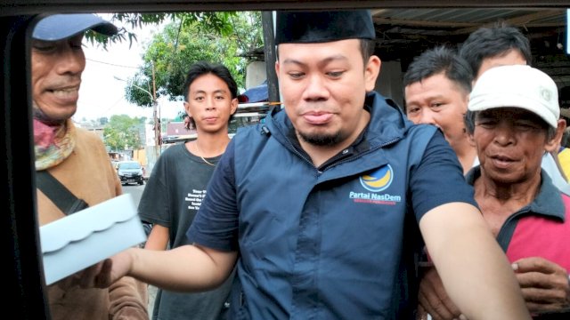 Ket : Abdul Ahad Syahrir (AAS) berkeliling Kota Parepare berbagi paket nasi kotak untuk berbuka puasa (istimewa)